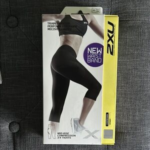 NWT 2XU Black Mid-Rise Compression 3/4 Tights size XS